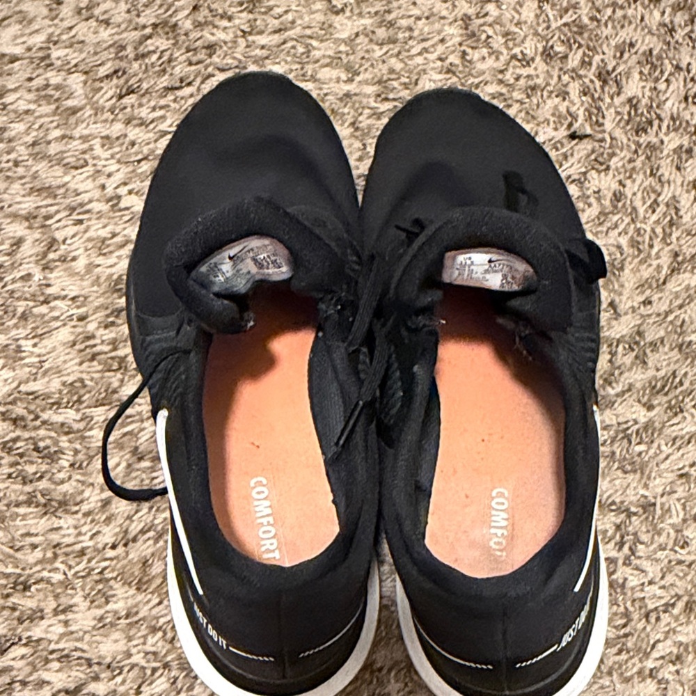 Nike Women’s 11.5 Black and White Athletic Running Shoes - Picture 8 of 9